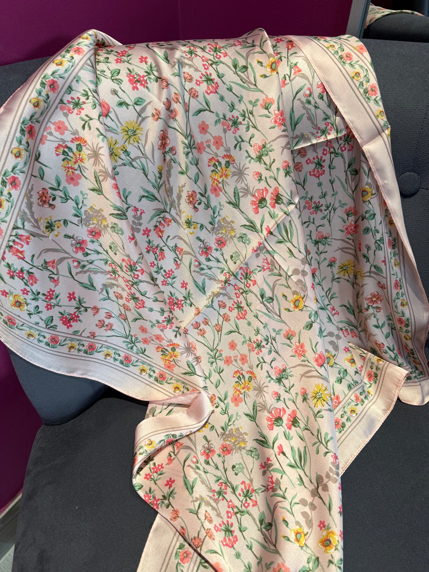 Foulard carré fleuri
