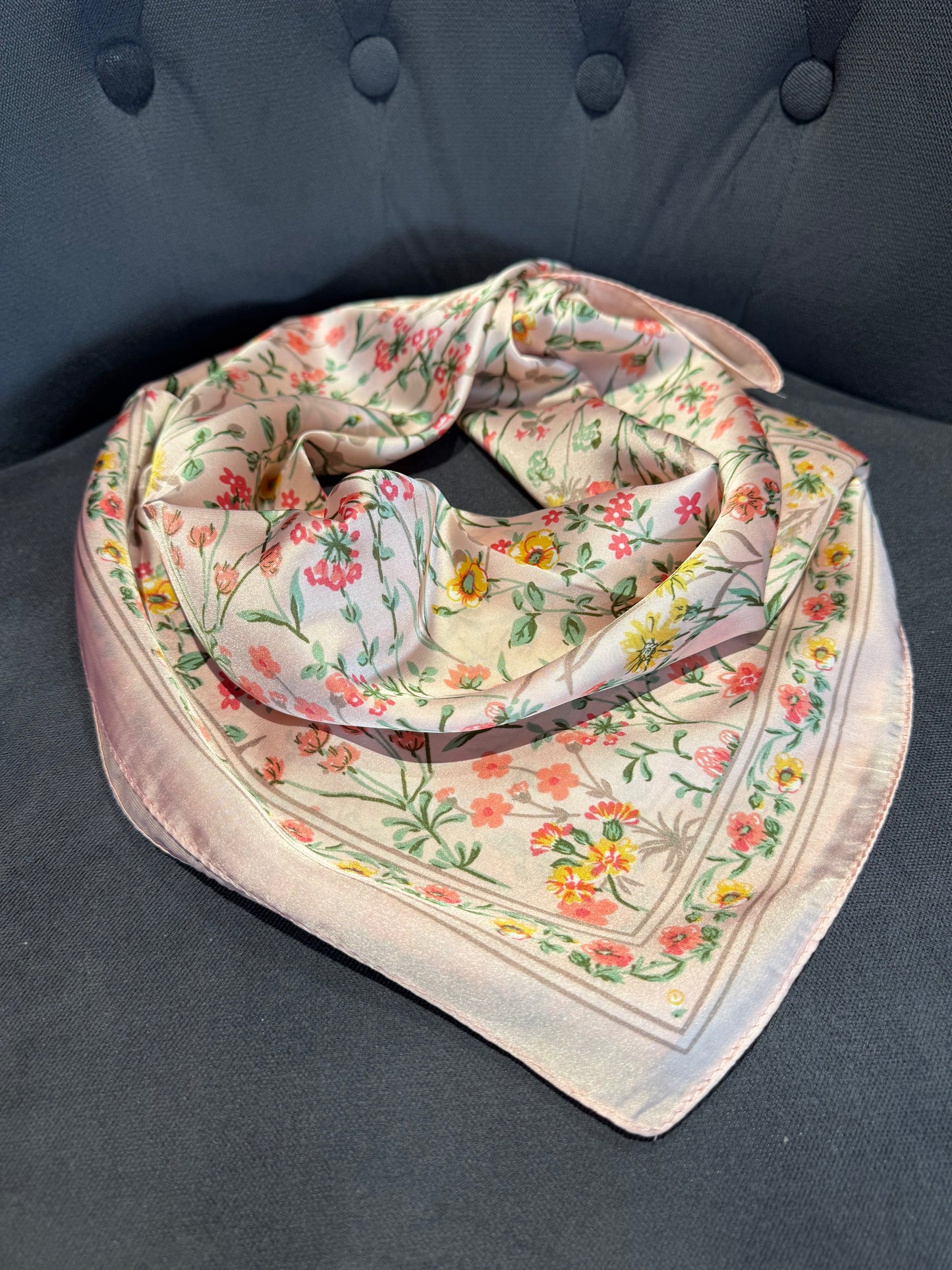 Foulard carré fleuri