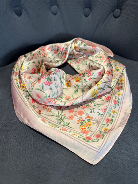 Foulard carré fleuri
