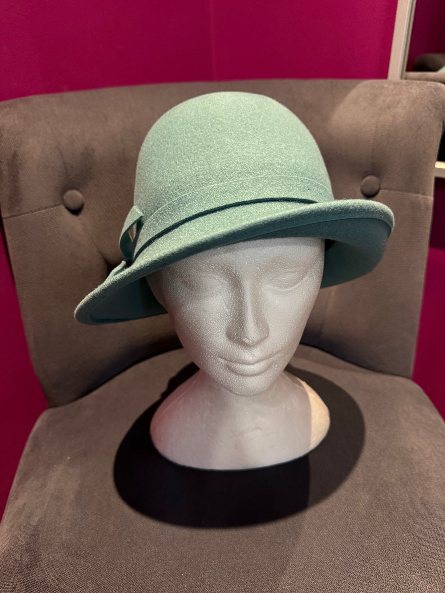 Chapeau cloche asymétrique
