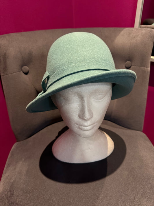 Chapeau cloche asymétrique
