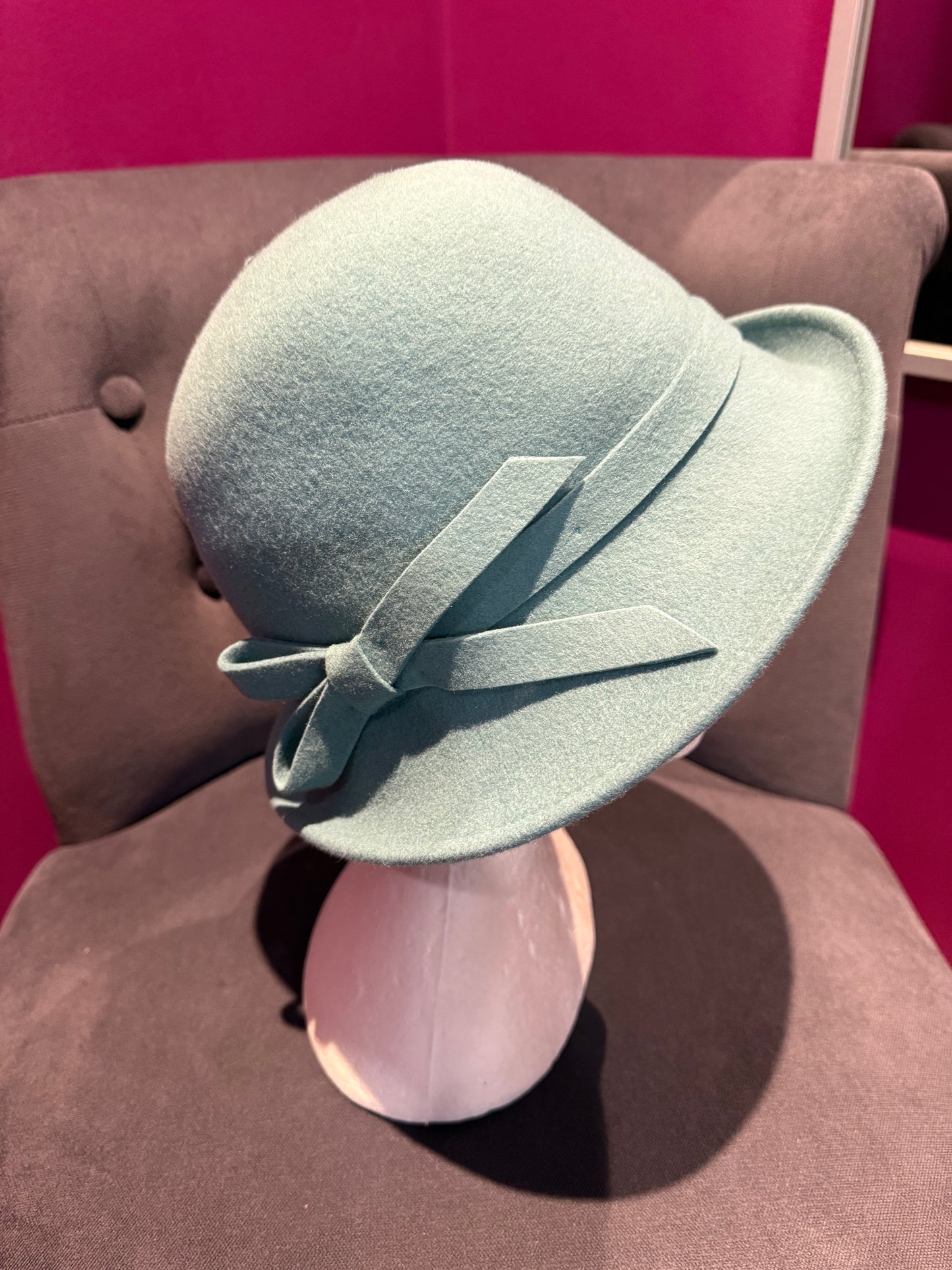 Chapeau cloche asymétrique