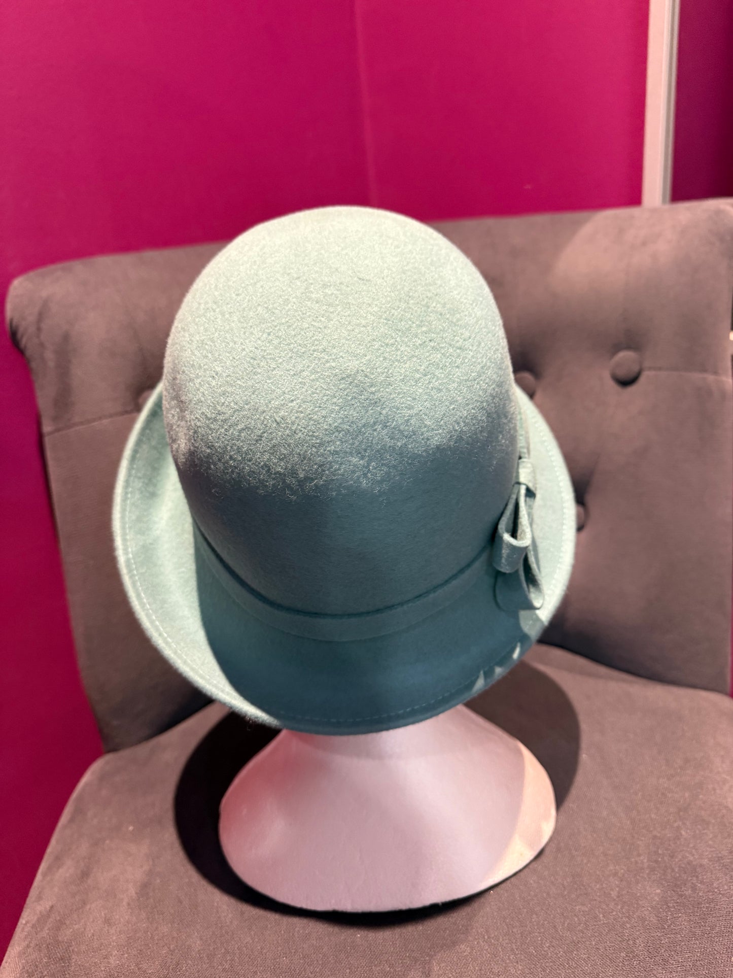 Chapeau cloche asymétrique