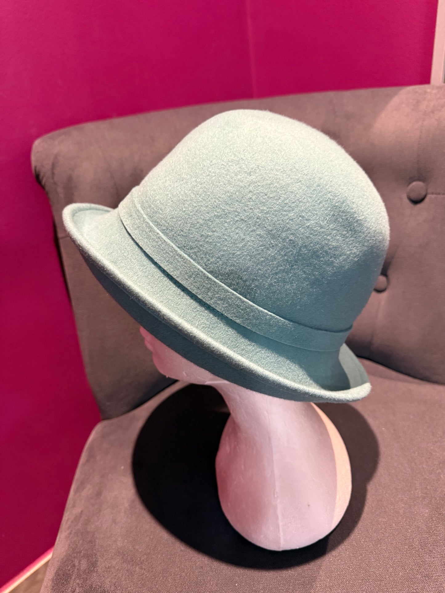 Chapeau cloche asymétrique